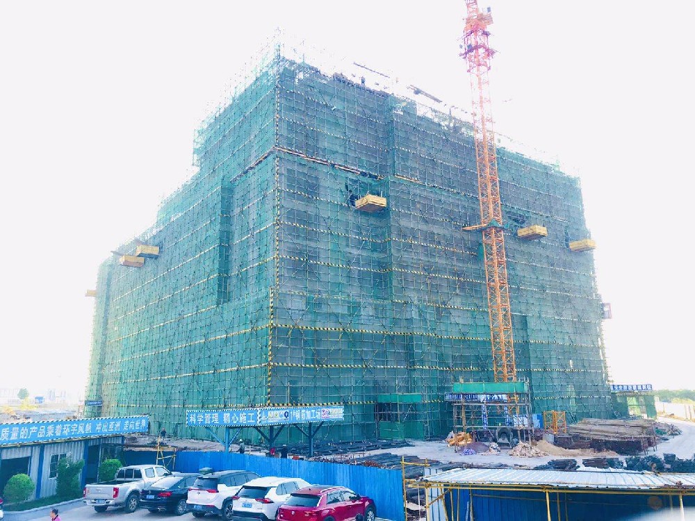 鼎智科技园二期第5栋施工进度十一层结构板；模板在安装